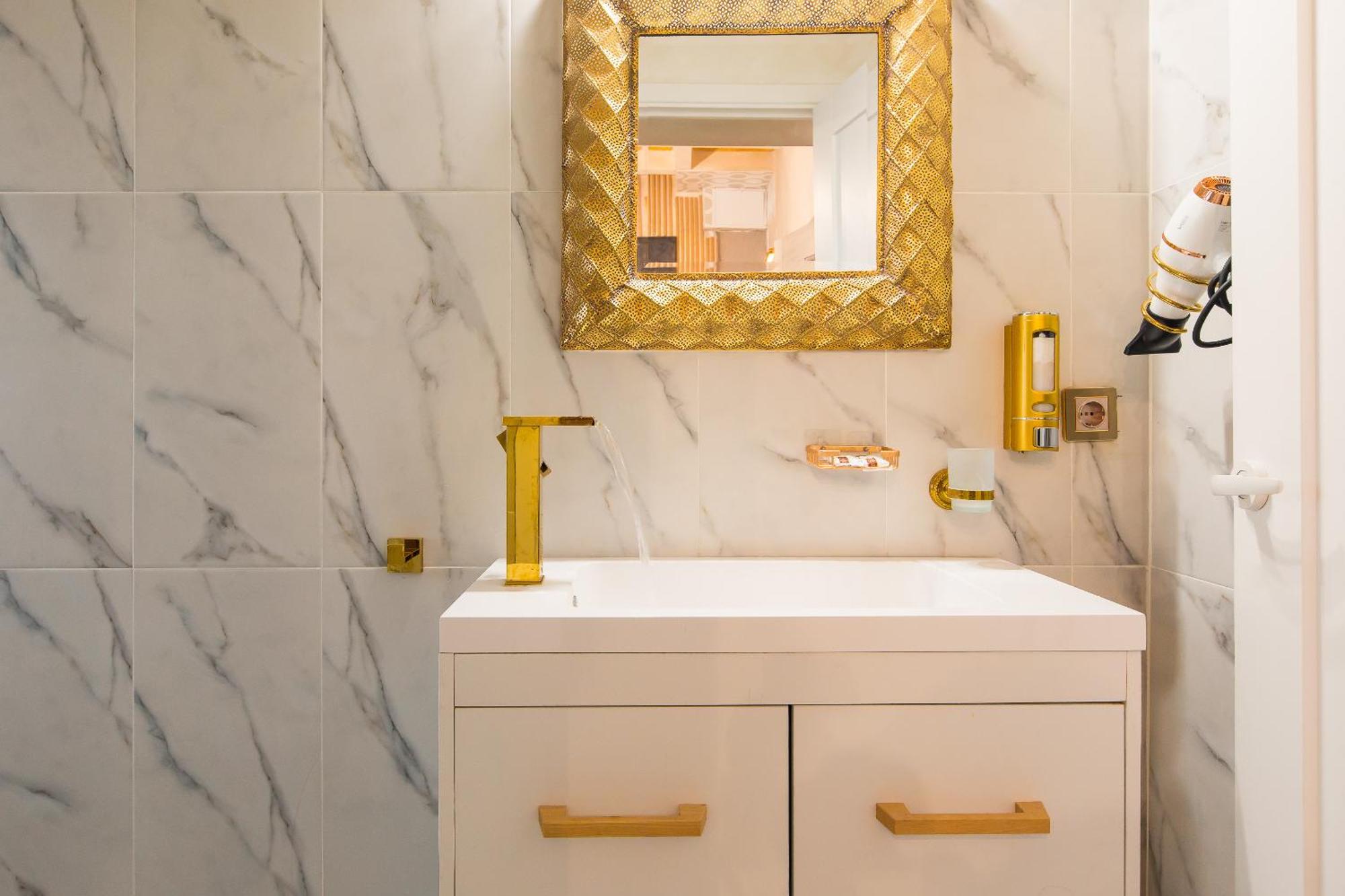 Royalty Apt With City Views On Calea Victoriei Букурещ Екстериор снимка